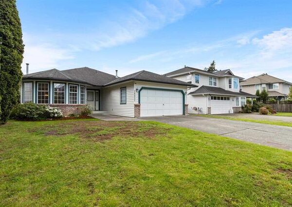  Beautiful Three Bedroom Rancher in Cloverdale with Garage