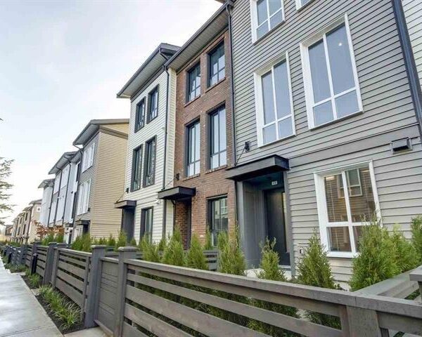 Kitchener - Newer 2 Bedroom Plus Den Townhouse