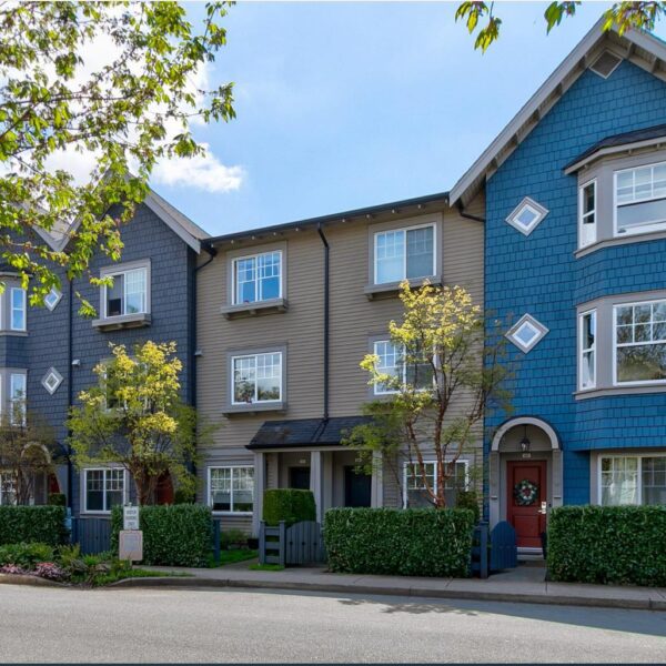 Beautiful Two Bed and Den Townhouse in Cloverdale